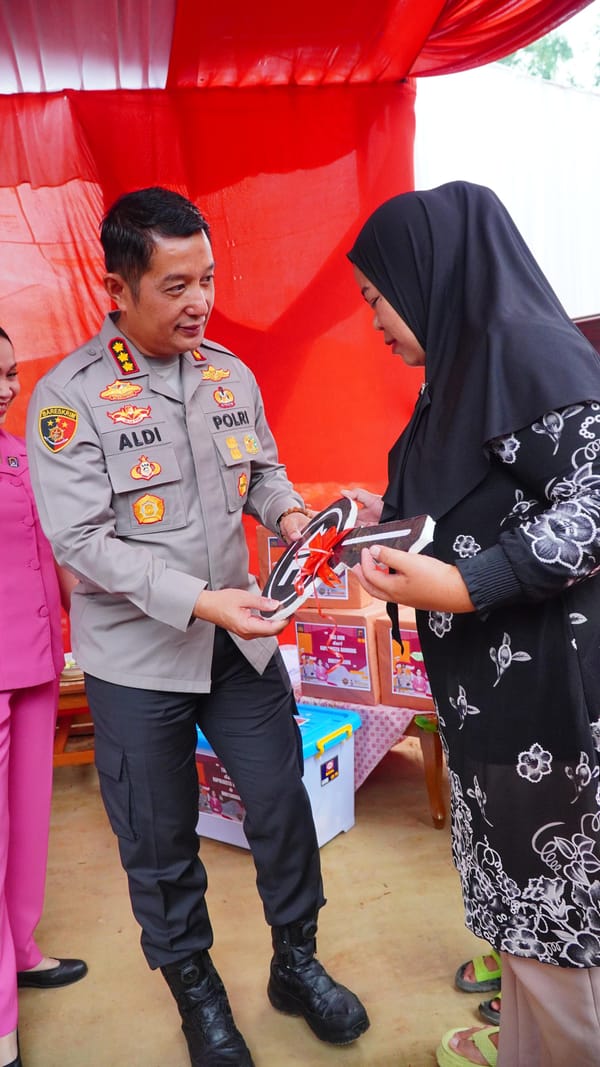Polisi Bandung Gotong Royong Bantu Perbaikan Rumah Korban Gempa