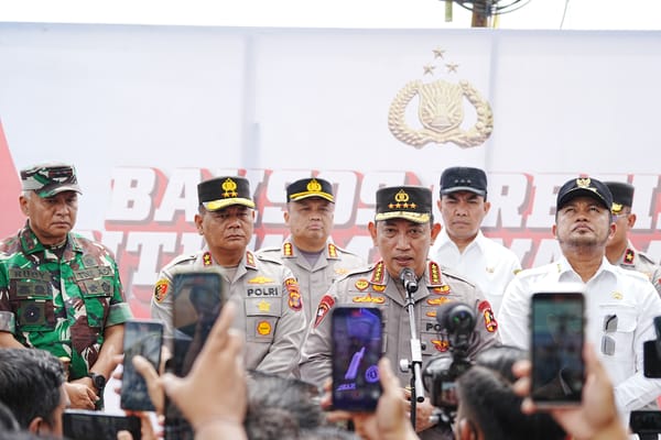 Kapolri Hadiri Ground Breaking Asrama Polresta Samarinda, Serahkan Sumur Bor dan Sembako untuk Warga