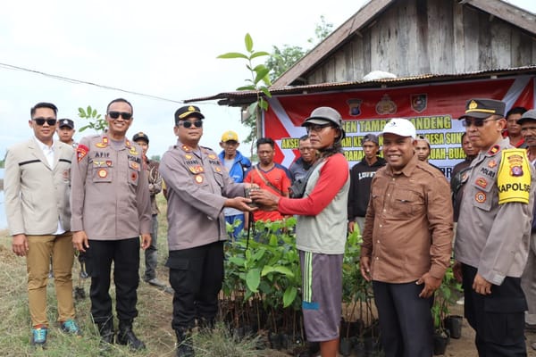 Kapolres Seruyan Ajak Alumni dan Mahasiswa STIK-PTIK Panen Bandeng dan Bagikan Bibit Buah di Desa Sungai Undang