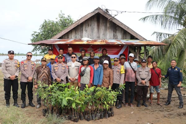 Sinergi Polri dan Akademisi: Kapolres Seruyan Panen Bandeng dan Serahkan Bibit Buah di Desa Sungai Undang