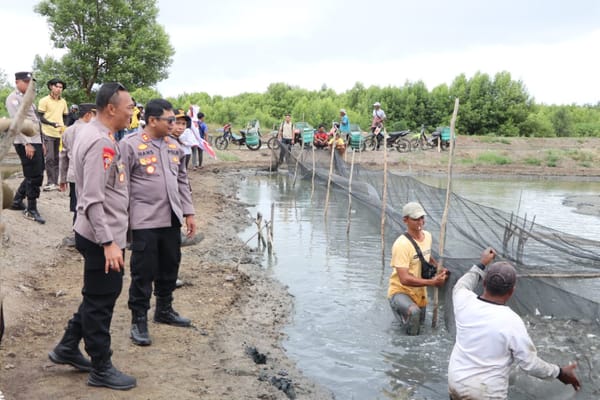 Sinergi untuk Ketahanan Pangan: Kapolres Seruyan Panen Bandeng dan Bagikan Bibit Buah di Sungai Undang