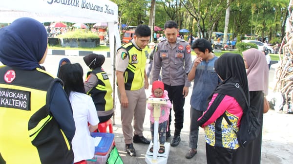 Rumkit Bhayangkara Meriahkan Karnaval Budaya Isen Mulang 2025 dengan Layanan Kesehatan Gratis