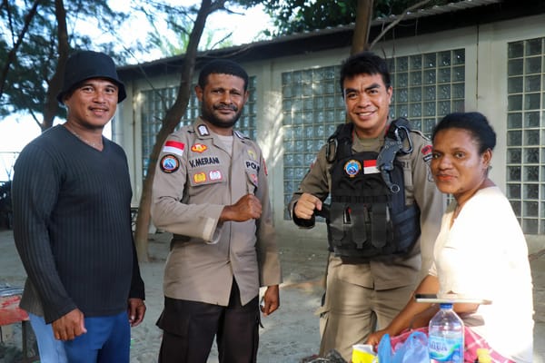 Satgas Humas Ops Damai Cartenz-2025 Tunjukkan Sisi Humanis Polri dari Pantai Hecnuk hingga Muara Tami