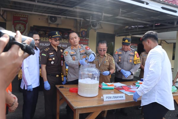Kapolres Gumas Musnahkan Puluhan Gram Sabu, Hasil Ungkap Kasus Mei 2025