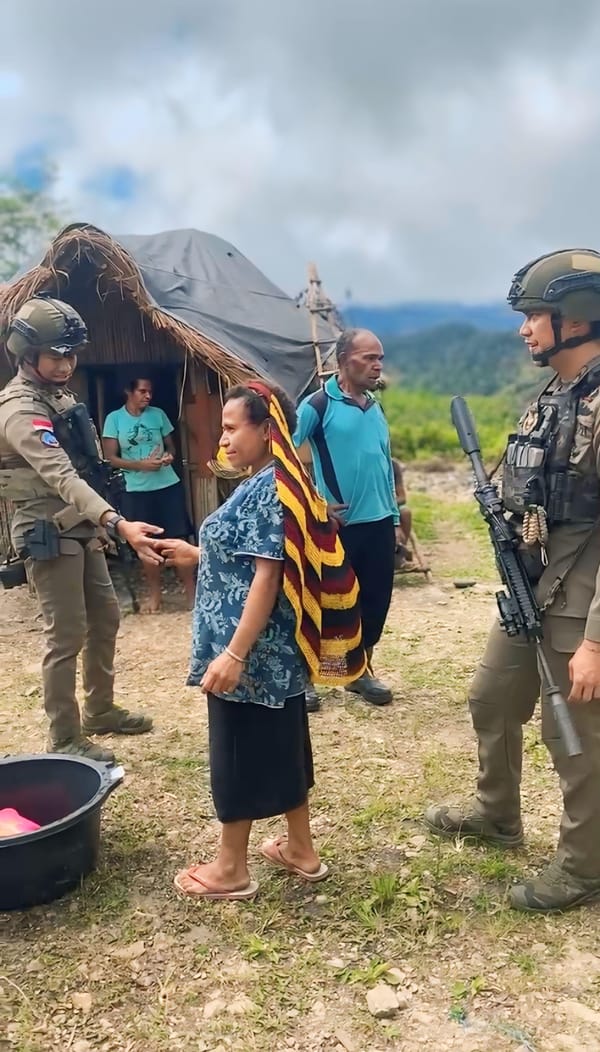 Patroli Sambang Ops Damai Cartenz-2025 Bangun Kepercayaan Warga Kampung Okpol