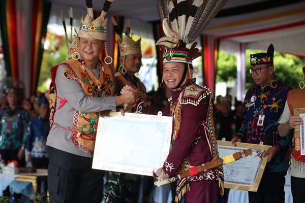 DAD Kalteng Beri Penghargaan Adat kepada Kapolda sebagai Bentuk Penghormatan
