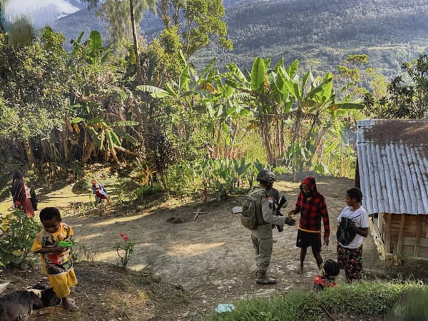 Patroli Humanis Satgas Cartenz, Mama Papua dan Anak-anak Intan Jaya Dapat Perhatian