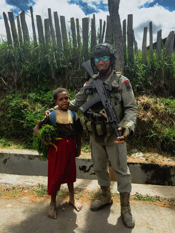 Satgas Damai Cartenz 2025 Gelar Patroli Dialogis, Sapa Hangat Mama Papua dan Anak-anak