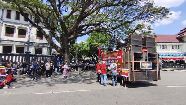 May Day di Malang: Buruh dan Mahasiswa Bersatu Tolak UU Cipta Kerja dan UU TNI