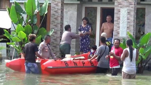 Banjir Grobogan Hari Ketiga: Ratusan Warga Pilih Bertahan di Rumah