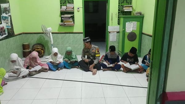Pak Bhabin Aipda Jawahir di Rembang, Bimbing Ngaji dan Baca Gratis Sejak 1994