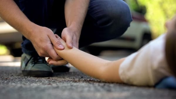 Tabrak Pemotor hingga Tewas, Sopir di Semarang Kabur dan Tinggalkan Mobil