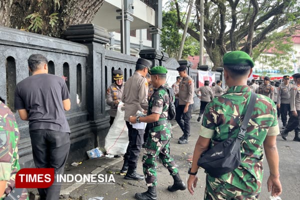 Aksi May Day Berjalan Damai, Polisi dan TNI di Malang Turut Bersihkan Sampah