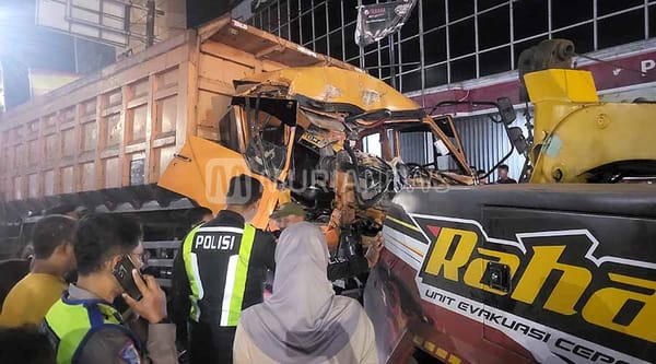 Kecelakaan di Simpang Pentol Kudus: Truk Tabrak Truk Lain, Sopir Terjepit
