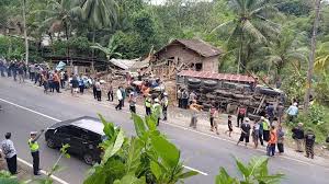 Laka Lantas di Purworejo, Truk Tronton Hantam Angkot: 11 Tewas, 6 Luka