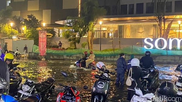 Hujan Lebat Genangi Jalan Imam Bonjol Semarang, Banyak Motor Mogok