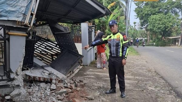 Truk Trailer Selip di Banyumas, Tabrak Mobil dan Pagar Rumah Warga