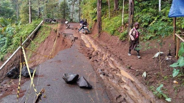 Akibat Longsor, Jalan Kabupaten di Desa Watuagung Banyumas Tak Bisa Dilewati Mobil