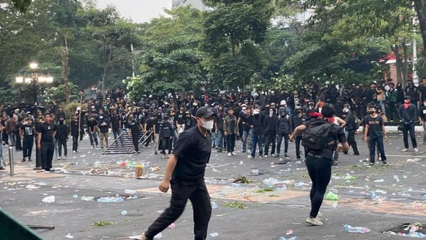 Polda Jateng Bubarkan Massa Berbaju Hitam yang Ganggu Aksi May Day di Semarang