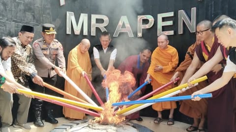 Api Dharma Waisak Diambil di Mrapen, Ratusan Umat Buddha Ikuti Prosesi