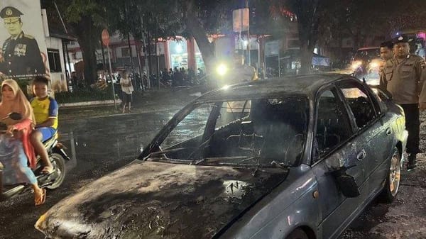 Detik-Detik Mobil Sedan Terbakar di Pati, Didahului Percikan Api dan Ledakan
