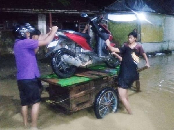 Jalan Tergenang Banjir, Warga Banyumas Turun Tangan Bantu Pengendara