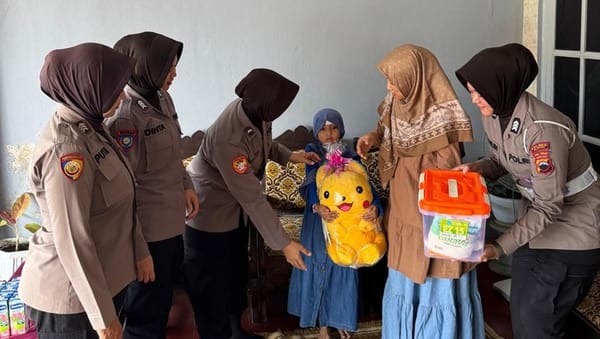 Sambangi Korban Kecelakaan, Polwan Polres Klaten Beri Boneka dan Sembako