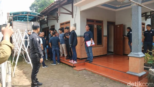 Polisi Geledah Rumah Predator Seks Jepara, Temukan Kondom dan HP Berisi Bukti