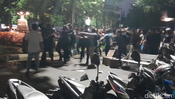 Kericuhan Aksi Hari Buruh di Semarang, Aparat Kepung Kampus Undip Pleburan