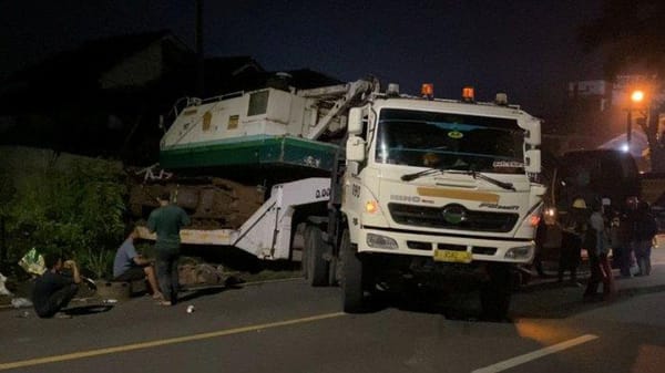 Truk Trailer Bermuatan Alat Berat Hantam Bangunan di Bawen, Kabupaten Semarang
