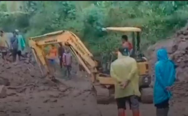 Longsor Tebing Sepanjang 100 Meter Tutup Akses Jalan Desa di Semarang