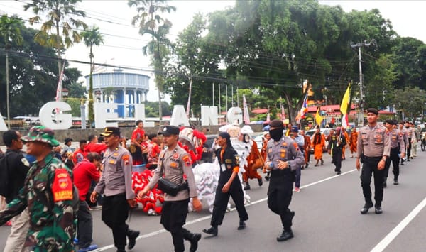 Dikawal Polisi, Rombongan Biksu Thudong Singgah di Klenteng Liong Hok Bio Magelang