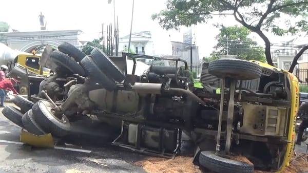 Truk Molen Bermuatan Semen Terguling di Turunan Silayur Semarang, Tidak Ada Korban Jiwa