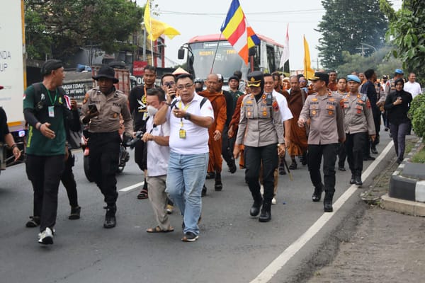 Kapolres Semarang Kawal Langsung Kedatangan Biksu Thudong