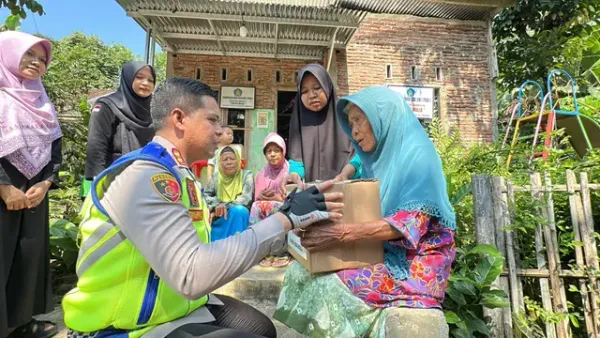 Polres Purbalingga Touring dan Bagikan 500 Paket Sembako Sambut Hari Bhayangkara ke-79