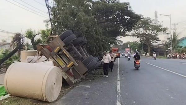 Rem Blong, Truk Muatan Rol Kertas Terguling di Pantura Pati, Sopir Selamatkan Diri