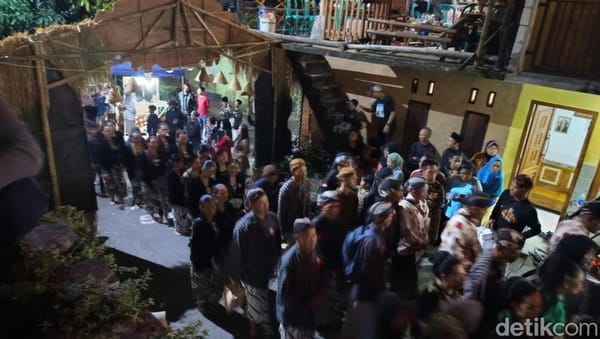 Gunung Tidar Meriahkan Malam 1 Suro dengan Tradisi Rebutan Gunungan