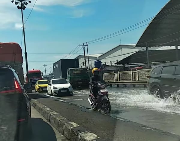 Waspada! Jalur Pantura Semarang–Demak Tergenang Rob dan Licin