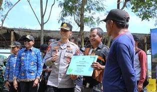 Forkopimda Kota Malang Serahkan Alsintan dan Benih Pertanian untuk Dukung Ketahanan Pangan Nasional