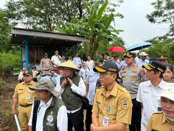 Kapolres Boyolali Dampingi Menteri LHK Tinjau Pabrik Kayu Putih di Kemusu