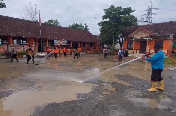 Banjir Surut, Polisi dan Komunitas Sekolah Bersama BPBD Grobogan Bersihkan SDN Tanggirejo
