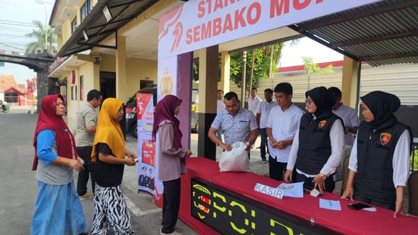 HUT Bhayangkara 79, Polres Rembang Adakan Stand Bazar Sembako Murah untuk Warga