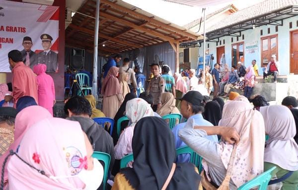 Bakti Sosial Polresta Banyumas: Cek Mata Gratis untuk Warga Lumbir