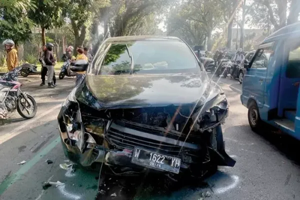 Kecelakaan Beruntun di Jalan Ijen Malang, Innova Tabrak 1 Mobil dan 3 Motor