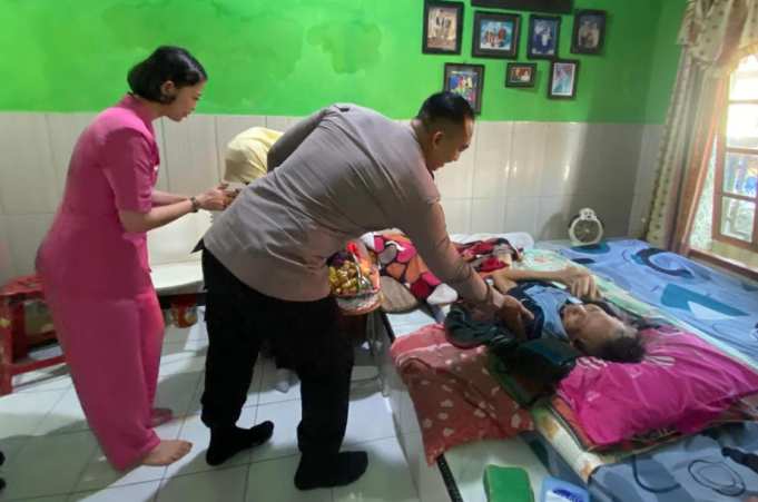 Polres Tegal Kota Berikan Dukungan, Kunjungi Anggota yang Sakit Menahun