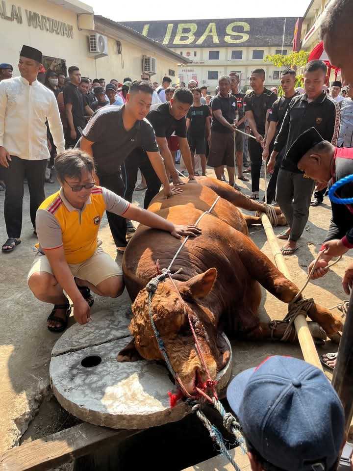 Polrestabes Semarang Tunjukkan Kepedulian Lewat Salat Idul Adha dan Kurban