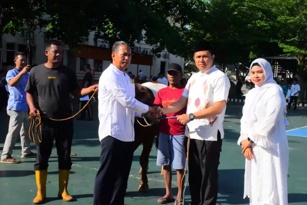 Iduladha Penuh Berkah, Polres Karanganyar Bagikan Daging Kurban ke Warga dan Ponpes