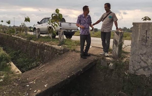 Limbah Medis Ditemukan di Saluran Irigasi Pajerukan, Warga Geger, Pemdes Bertindak