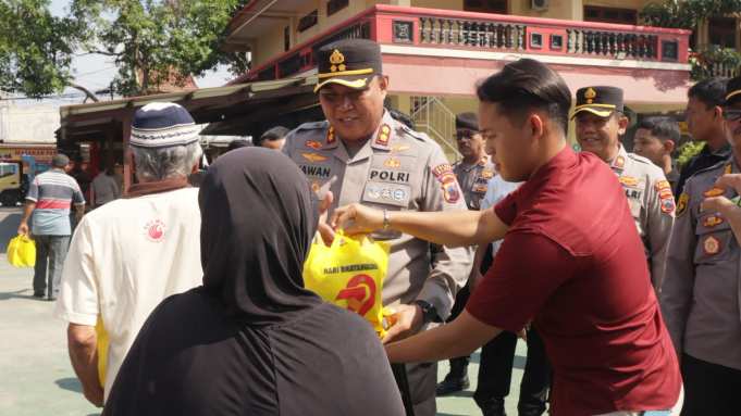 Polres Blora dan Perguruan Silat Bersinergi Bagikan 200 Paket Sembako di Hari Bhayangkara