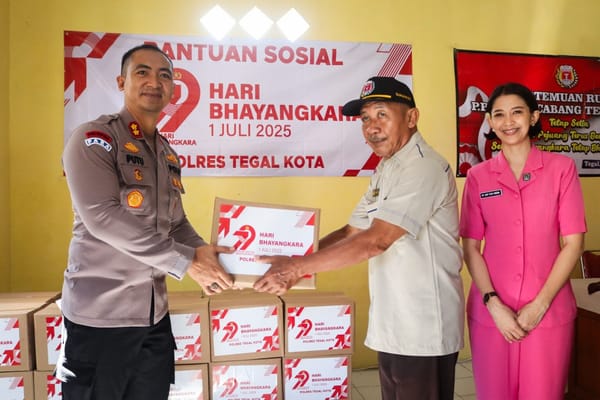 Peduli Sesama, Polres Tegal Kota Salurkan Bansos ke Purnawirawan dan Warakawuri